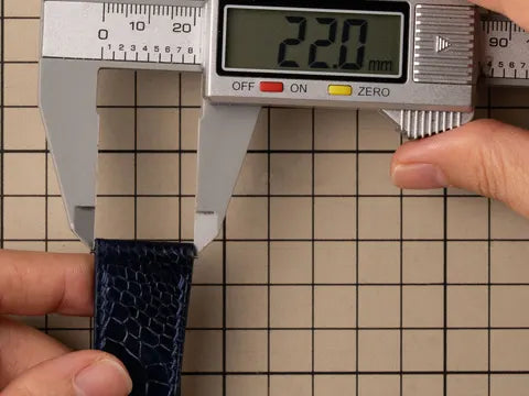 Caliper measuring a strap at the watch end: 22.0 mm